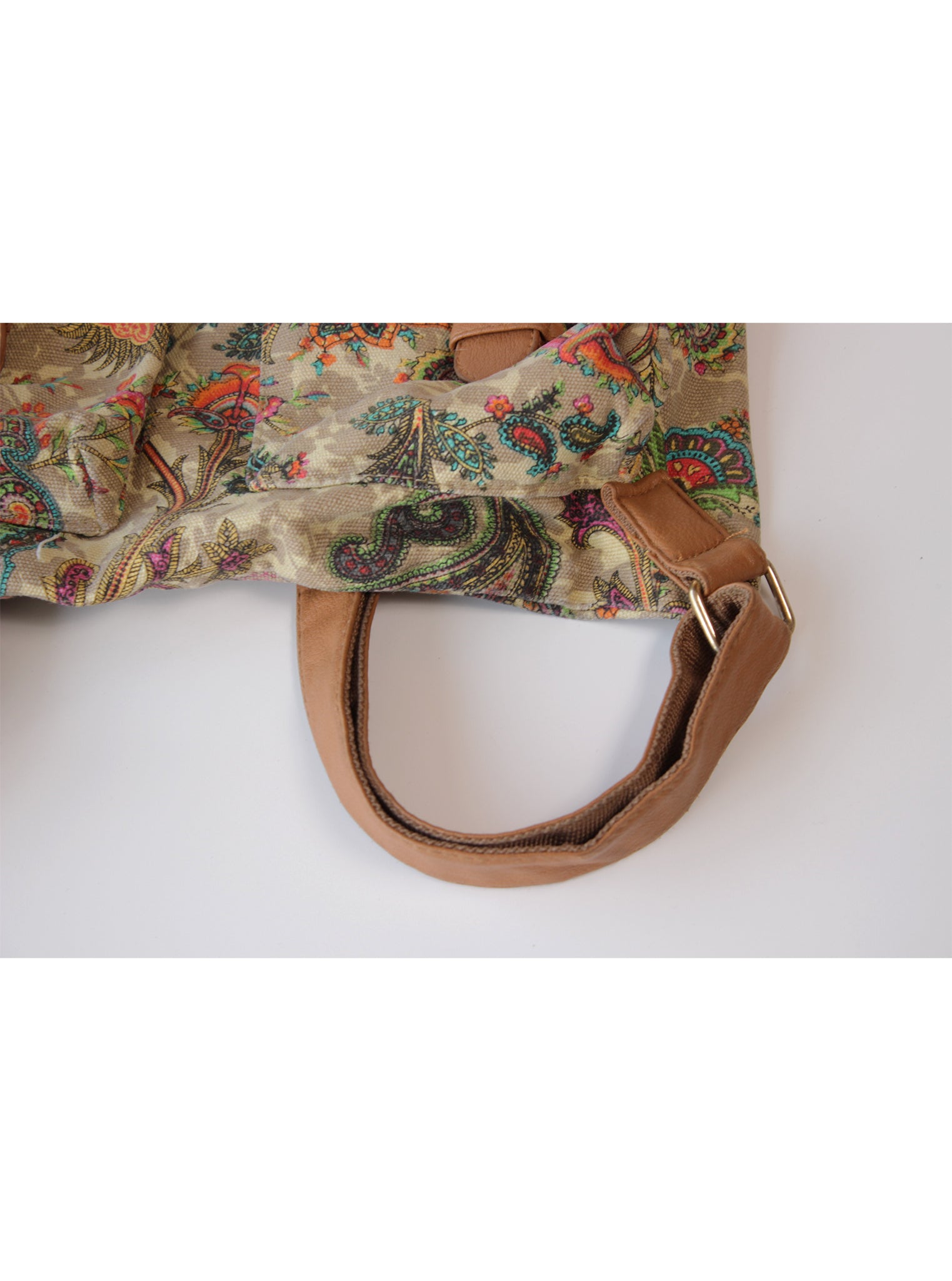 Mochila estampado paisley bolsillos frontales hebillas