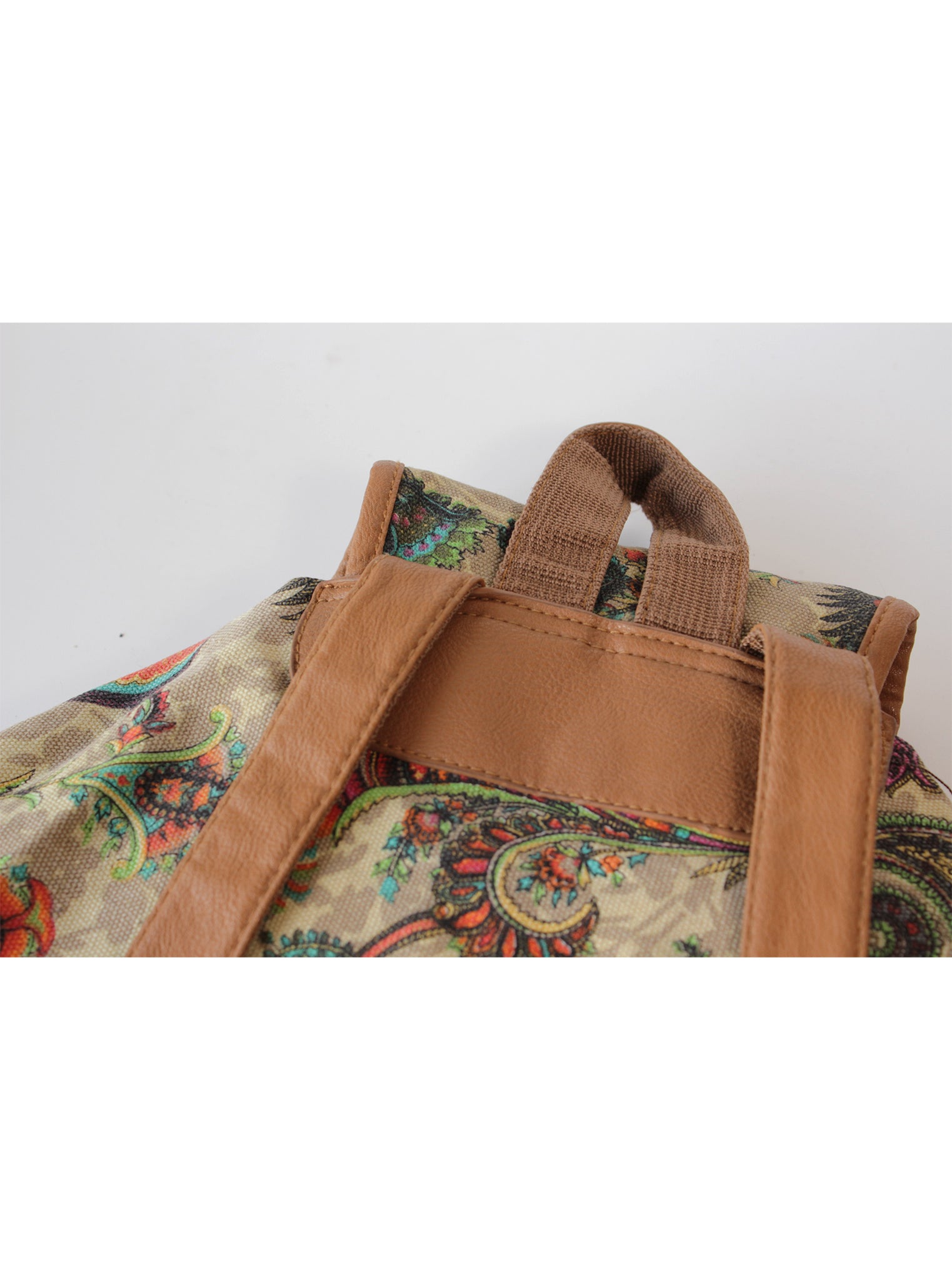 Mochila estampado paisley bolsillos frontales hebillas