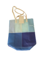 Bolso tote translúcido con diseño moderno
