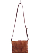 Cartera crossbody con solapa y textura envejecida