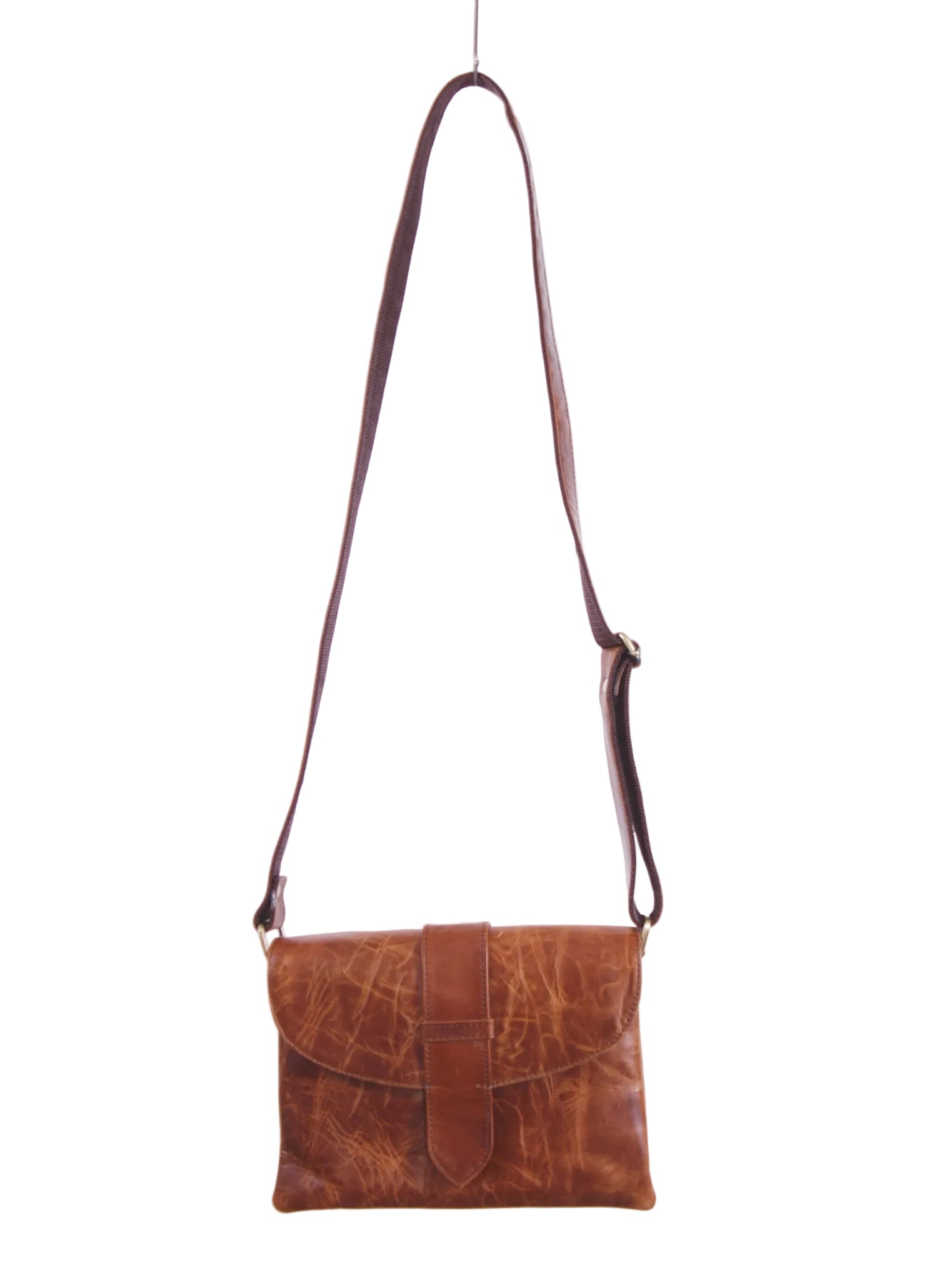 Cartera crossbody con solapa y textura envejecida
