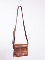 Cartera crossbody con solapa y textura envejecida