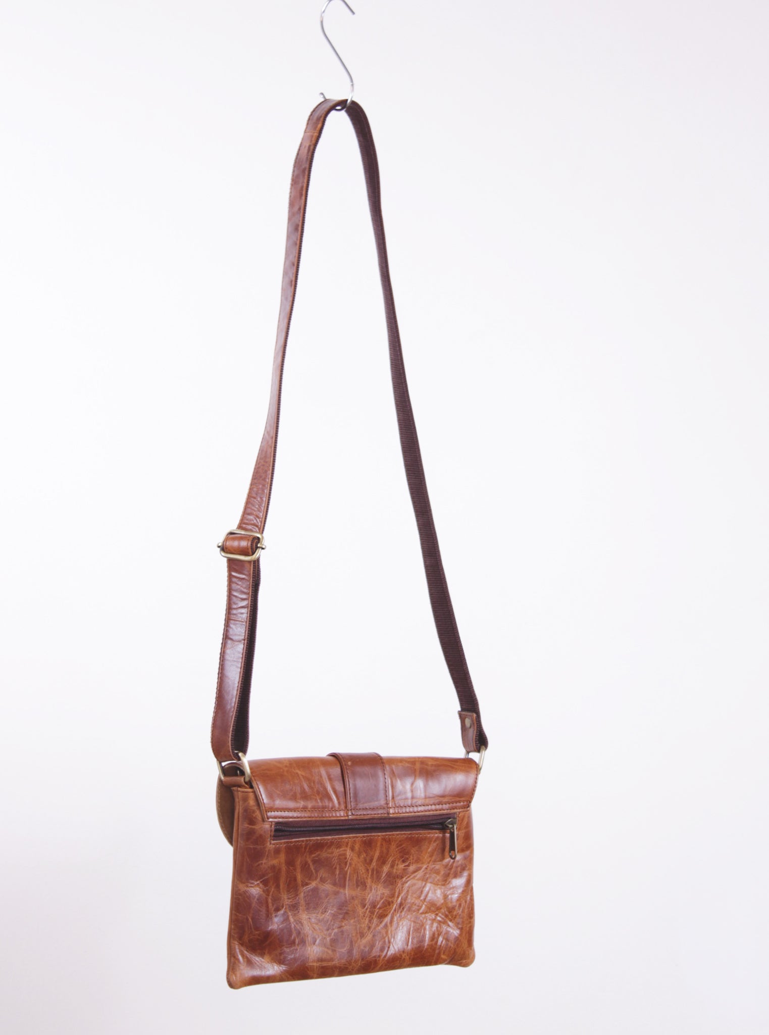 Cartera crossbody con solapa y textura envejecida