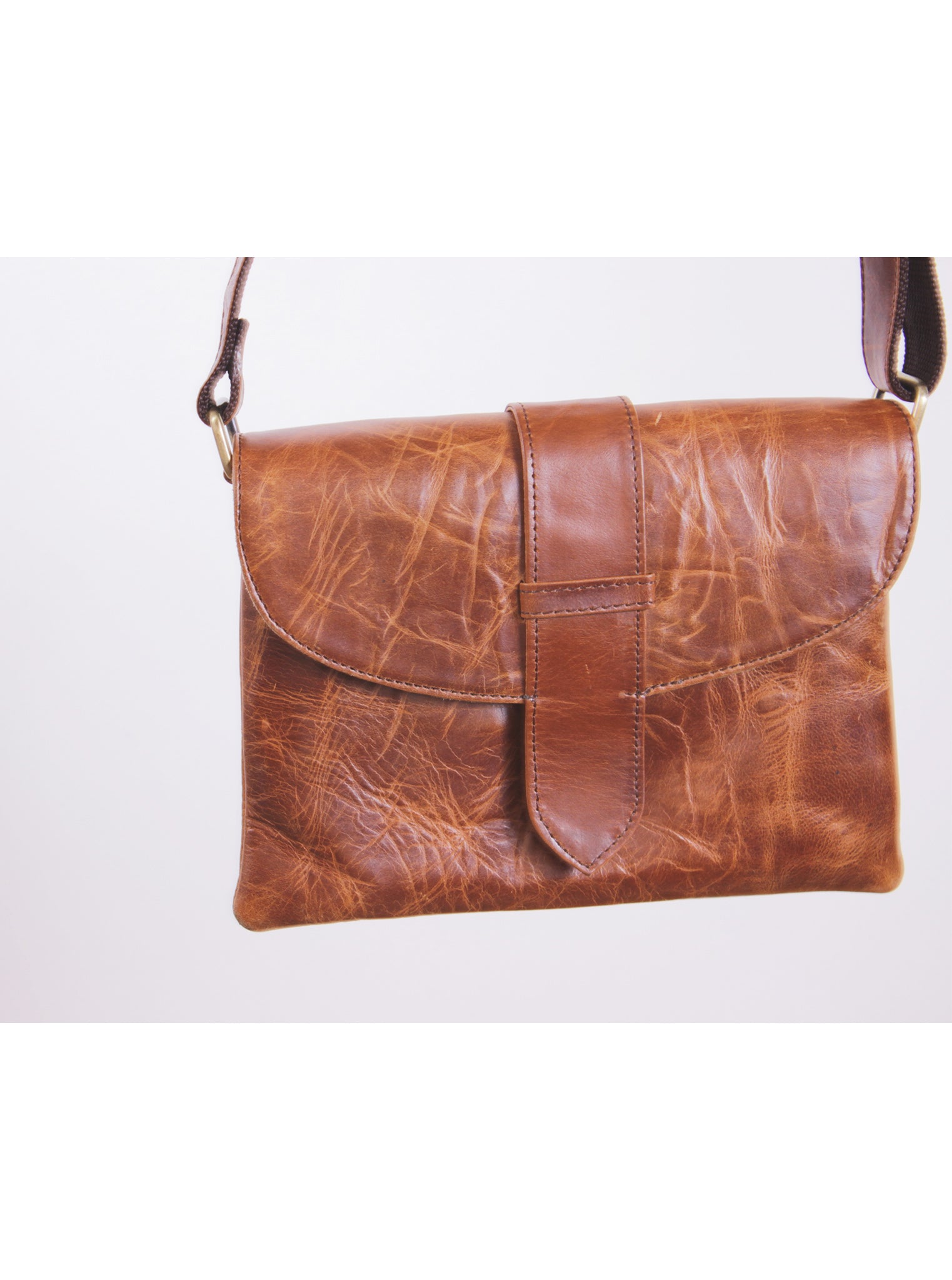 Cartera crossbody con solapa y textura envejecida