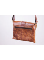 Cartera crossbody con solapa y textura envejecida