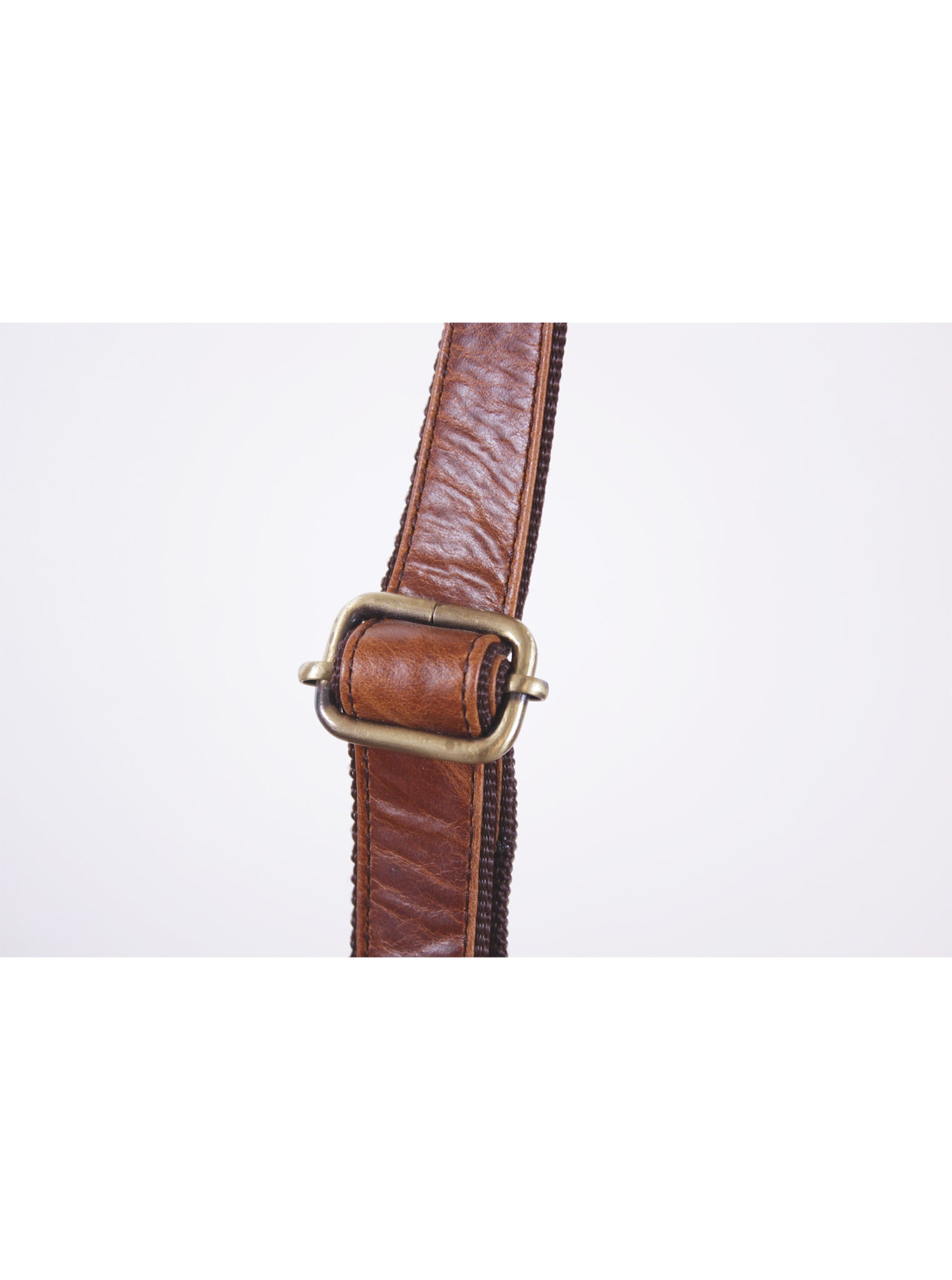 Cartera crossbody con solapa y textura envejecida