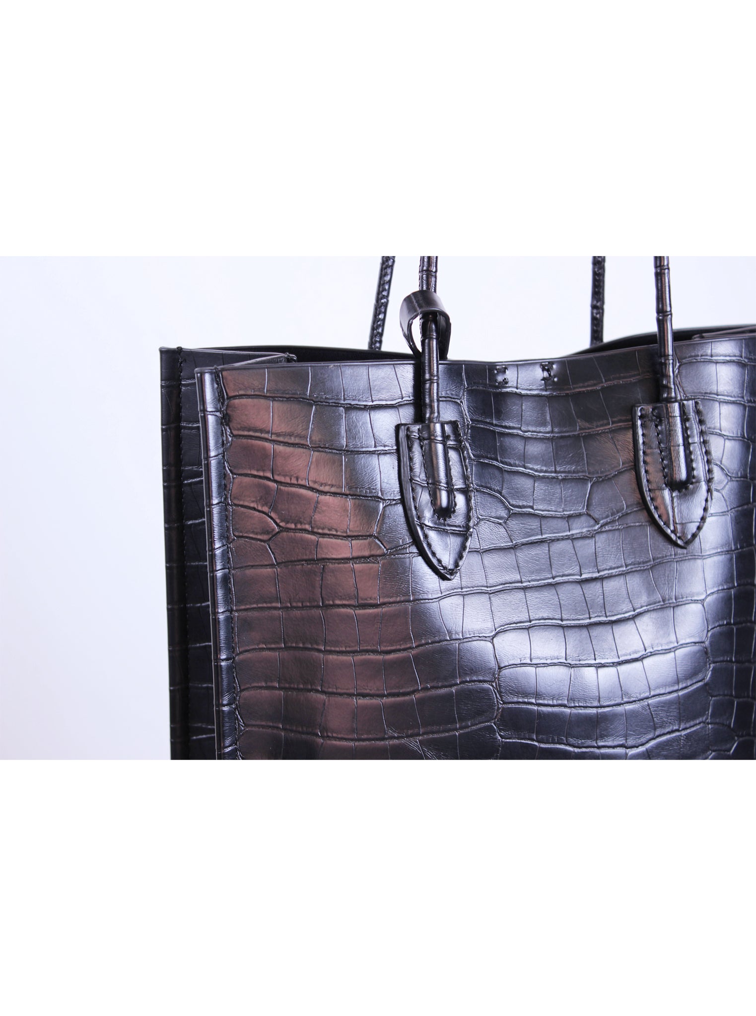 Bolso tote estructurado con textura tipo reptil