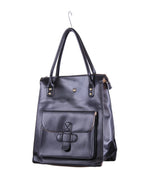 Cartera corto con bolsillo frontal y detalle metálico