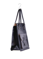Cartera corto con bolsillo frontal y detalle metálico