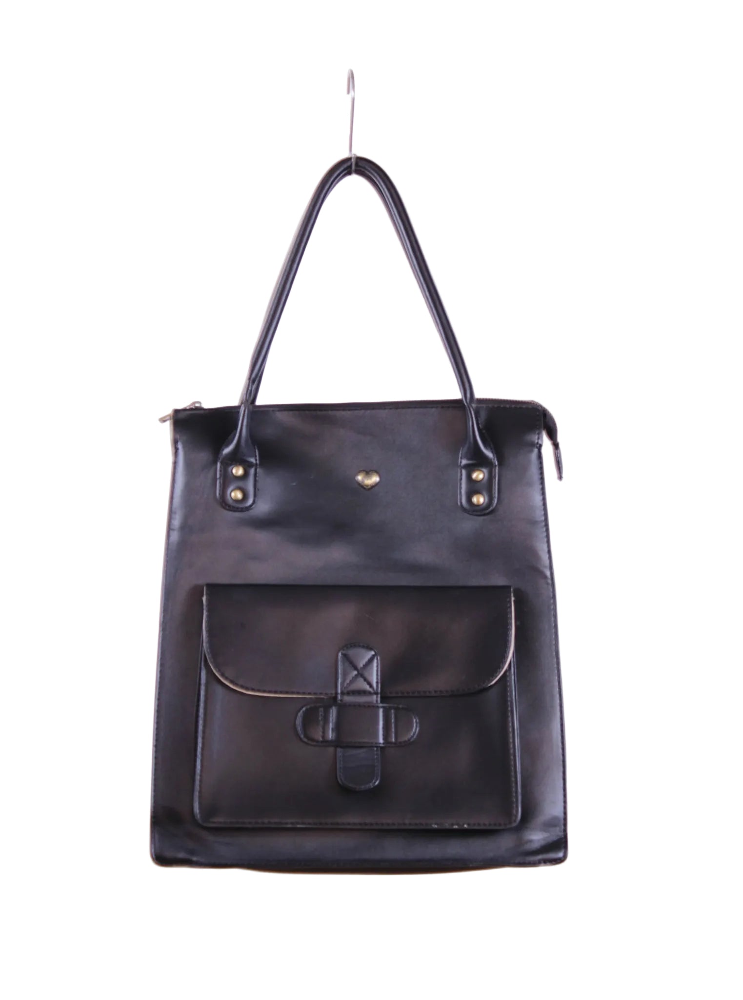 Cartera corto con bolsillo frontal y detalle metálico