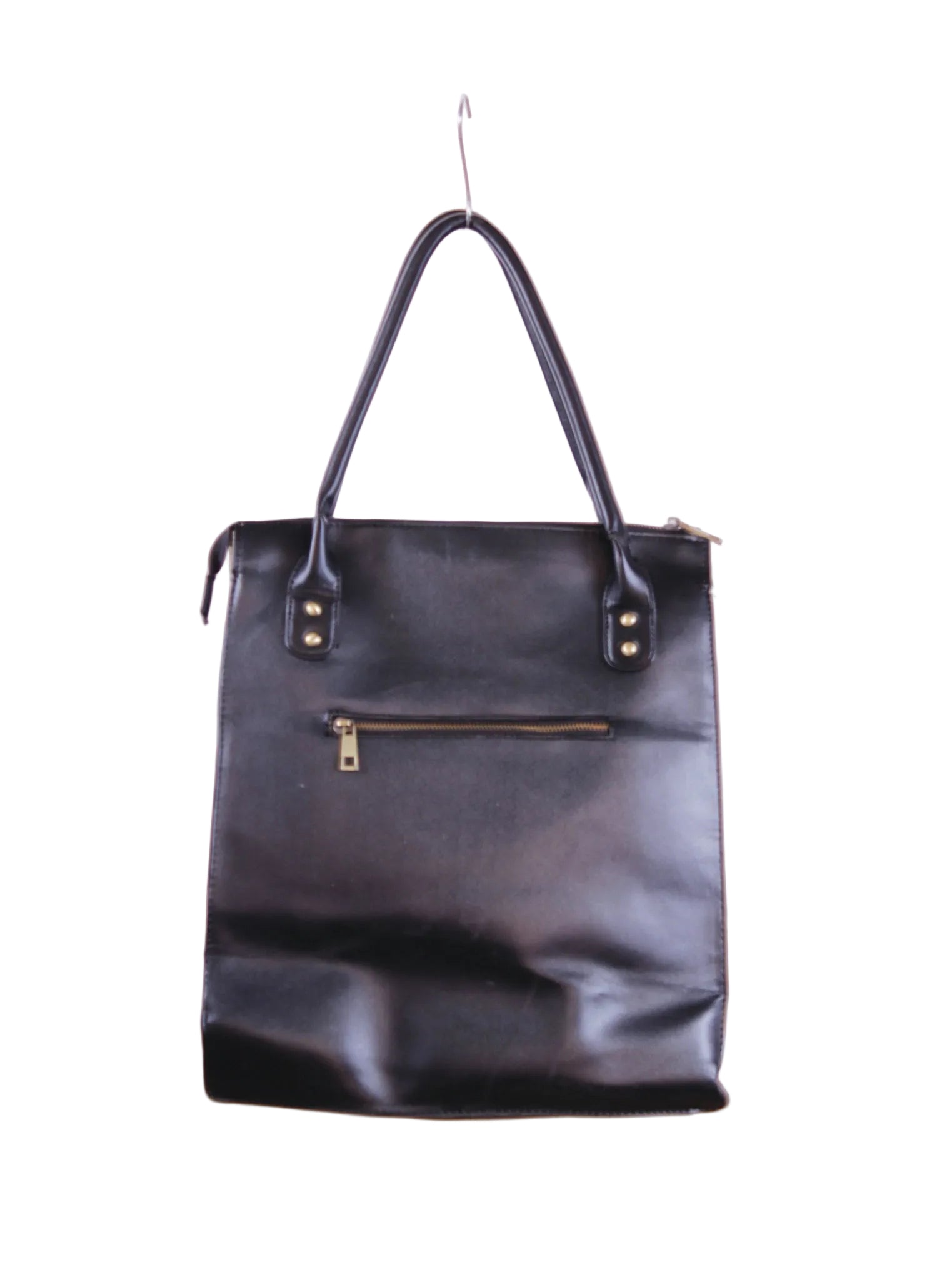 Cartera corto con bolsillo frontal y detalle metálico