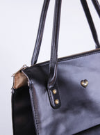 Cartera corto con bolsillo frontal y detalle metálico
