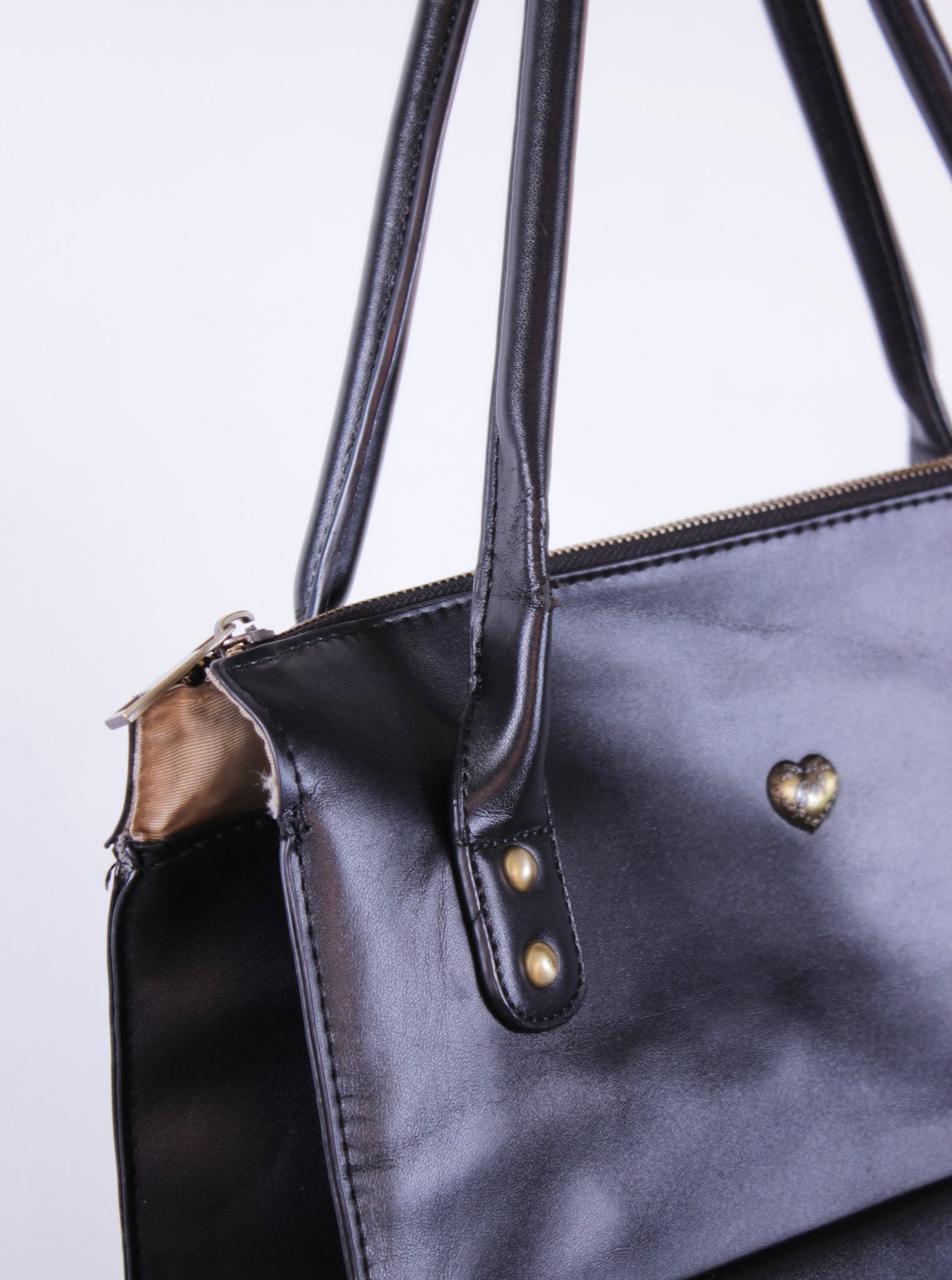 Cartera corto con bolsillo frontal y detalle metálico