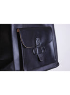 Cartera corto con bolsillo frontal y detalle metálico