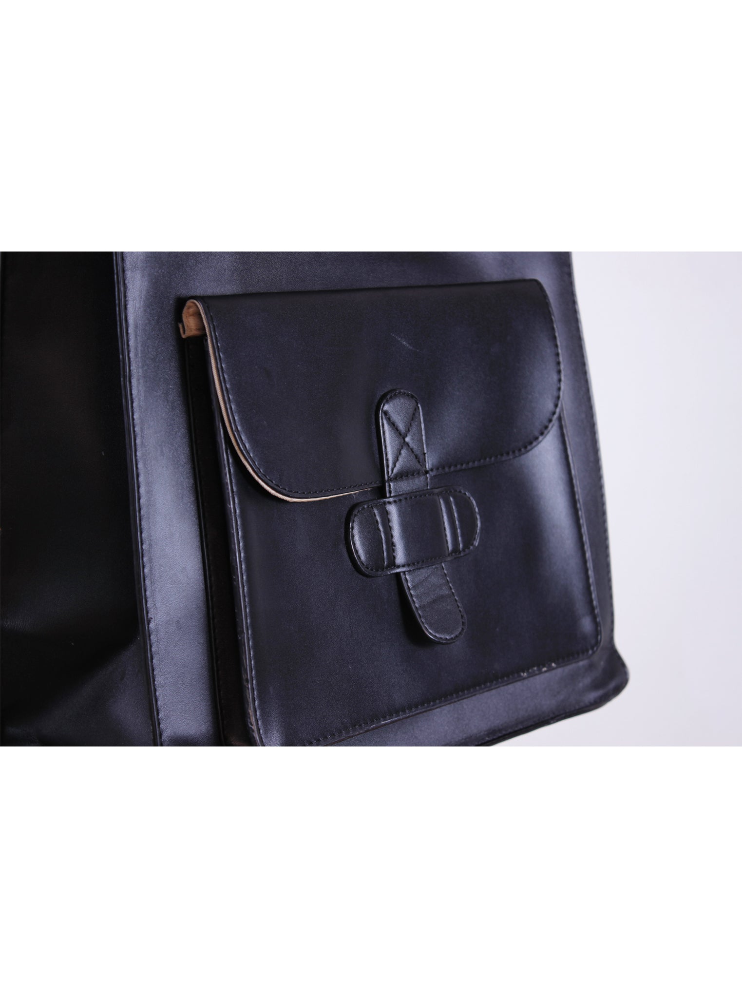 Cartera corto con bolsillo frontal y detalle metálico