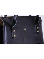 Cartera corto con bolsillo frontal y detalle metálico