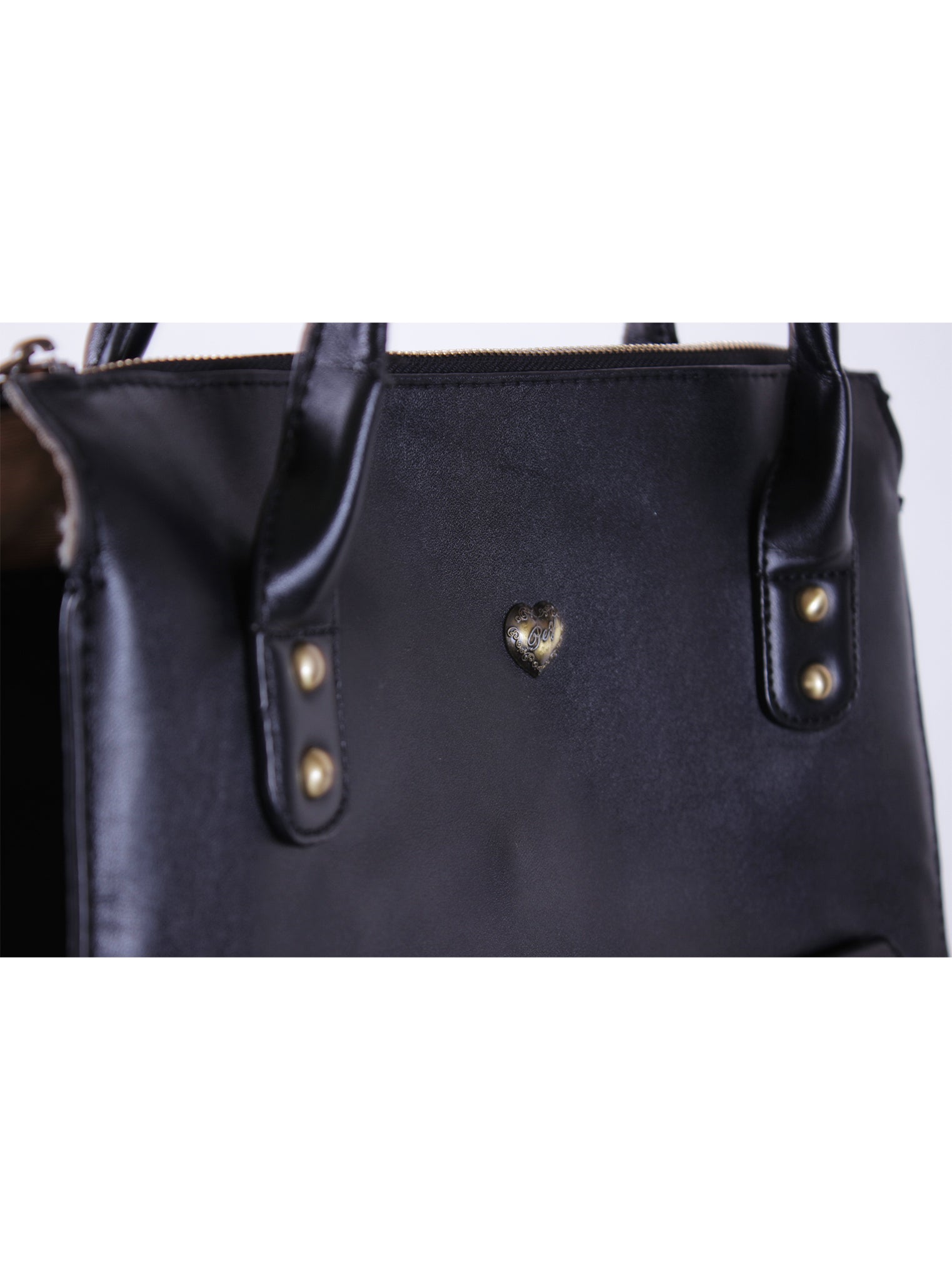 Cartera corto con bolsillo frontal y detalle metálico