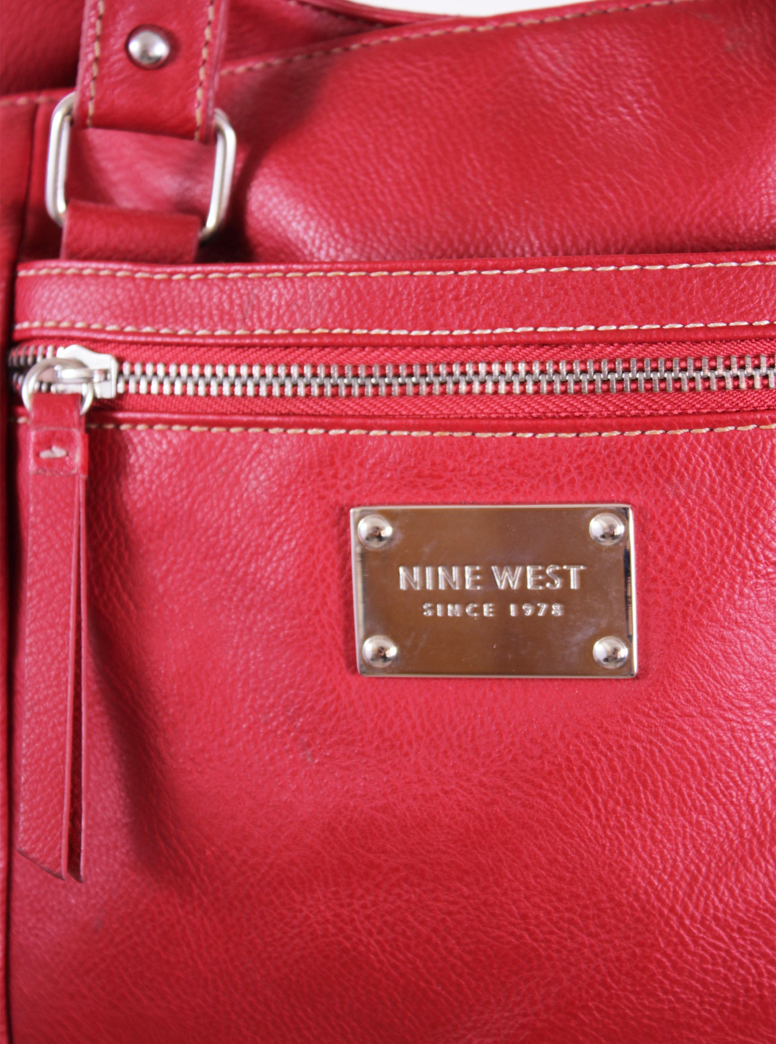 Cartera corto con cierre superior y diseño clásico