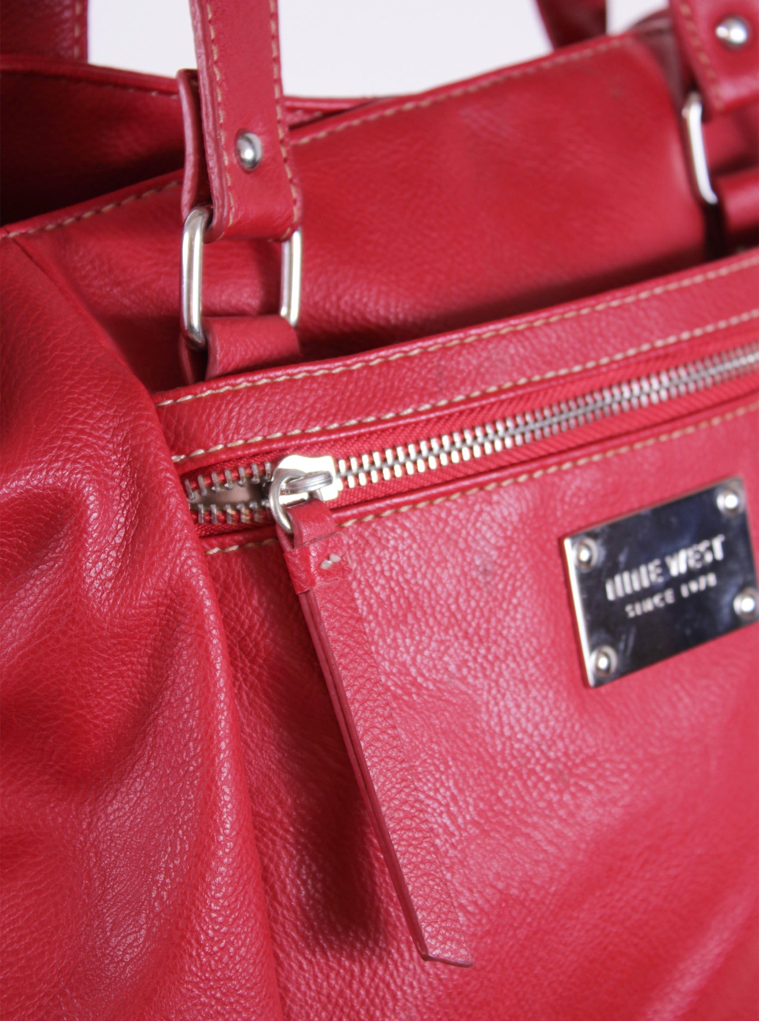 Cartera corto con cierre superior y diseño clásico