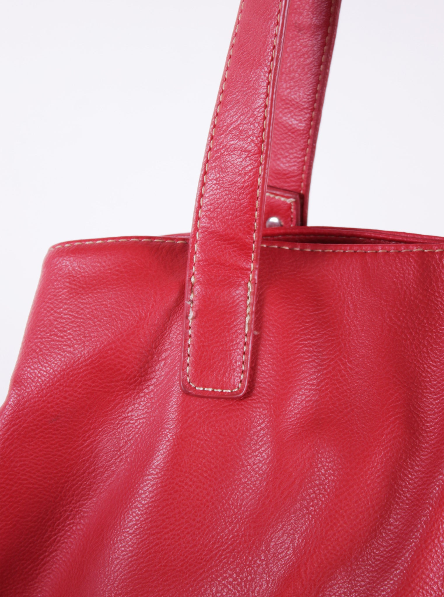 Cartera corto con cierre superior y diseño clásico