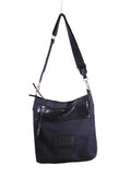 Cartera tipo hobo con cierre y detalles de textura