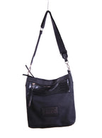 Cartera tipo hobo con cierre y detalles de textura