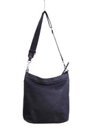 Cartera tipo hobo con cierre y detalles de textura