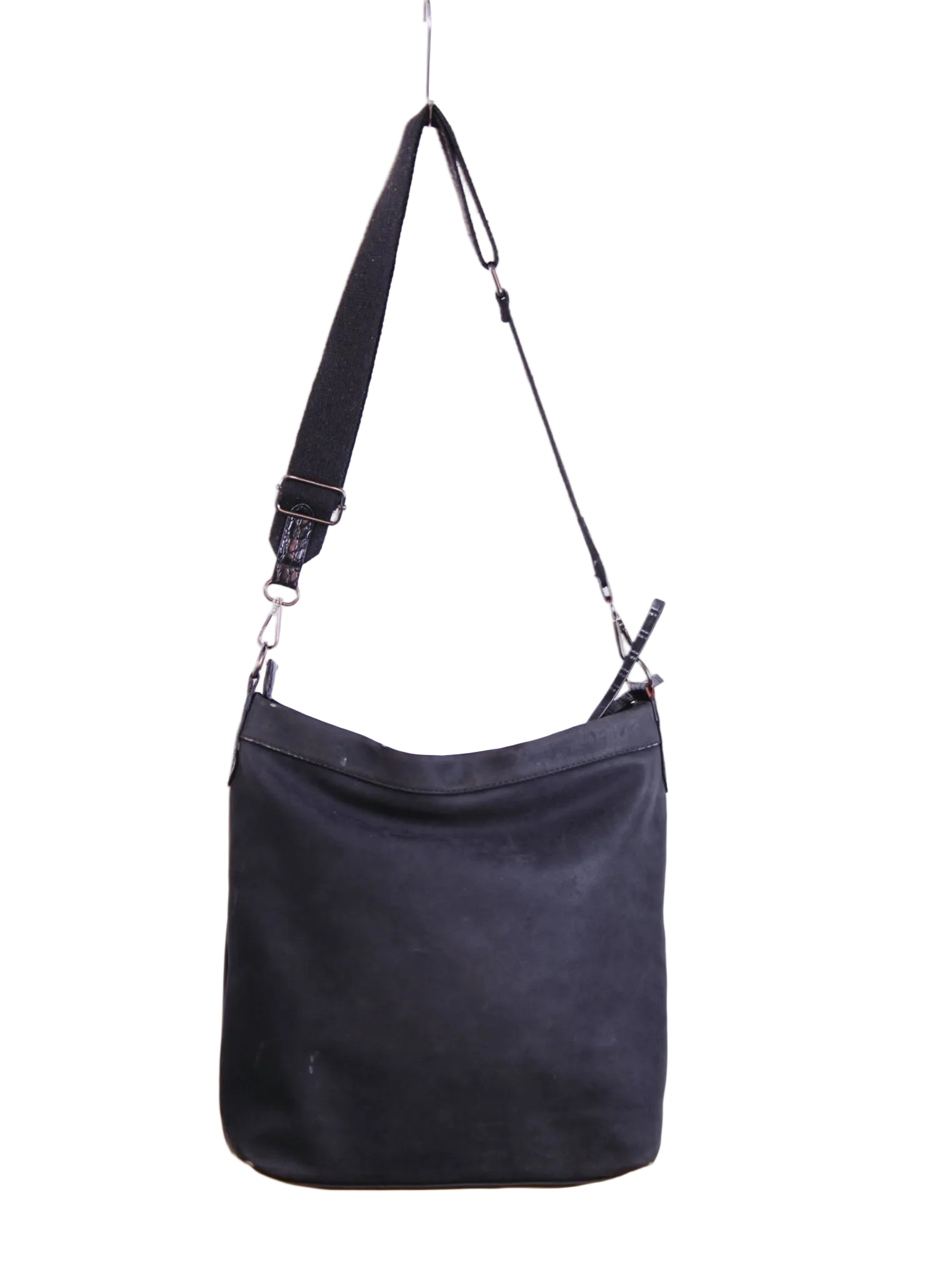 Cartera tipo hobo con cierre y detalles de textura