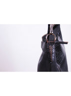 Cartera tipo hobo con cierre y detalles de textura
