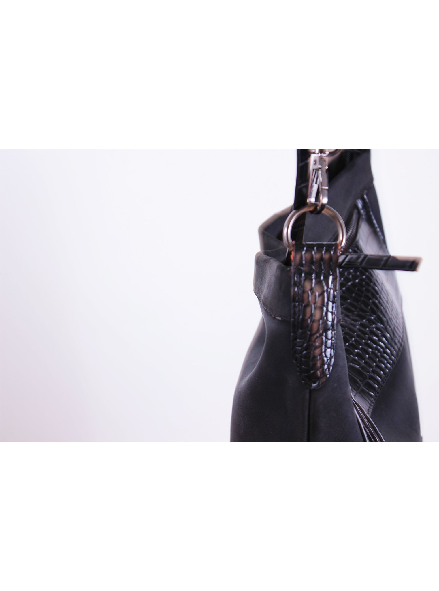 Cartera tipo hobo con cierre y detalles de textura
