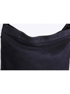 Cartera tipo hobo con cierre y detalles de textura