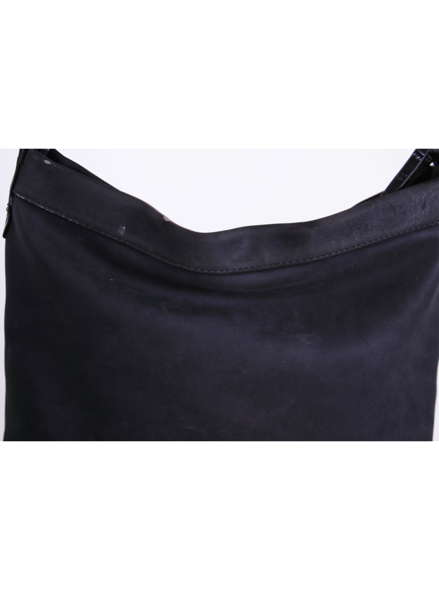 Cartera tipo hobo con cierre y detalles de textura