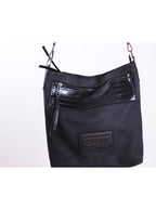 Cartera tipo hobo con cierre y detalles de textura