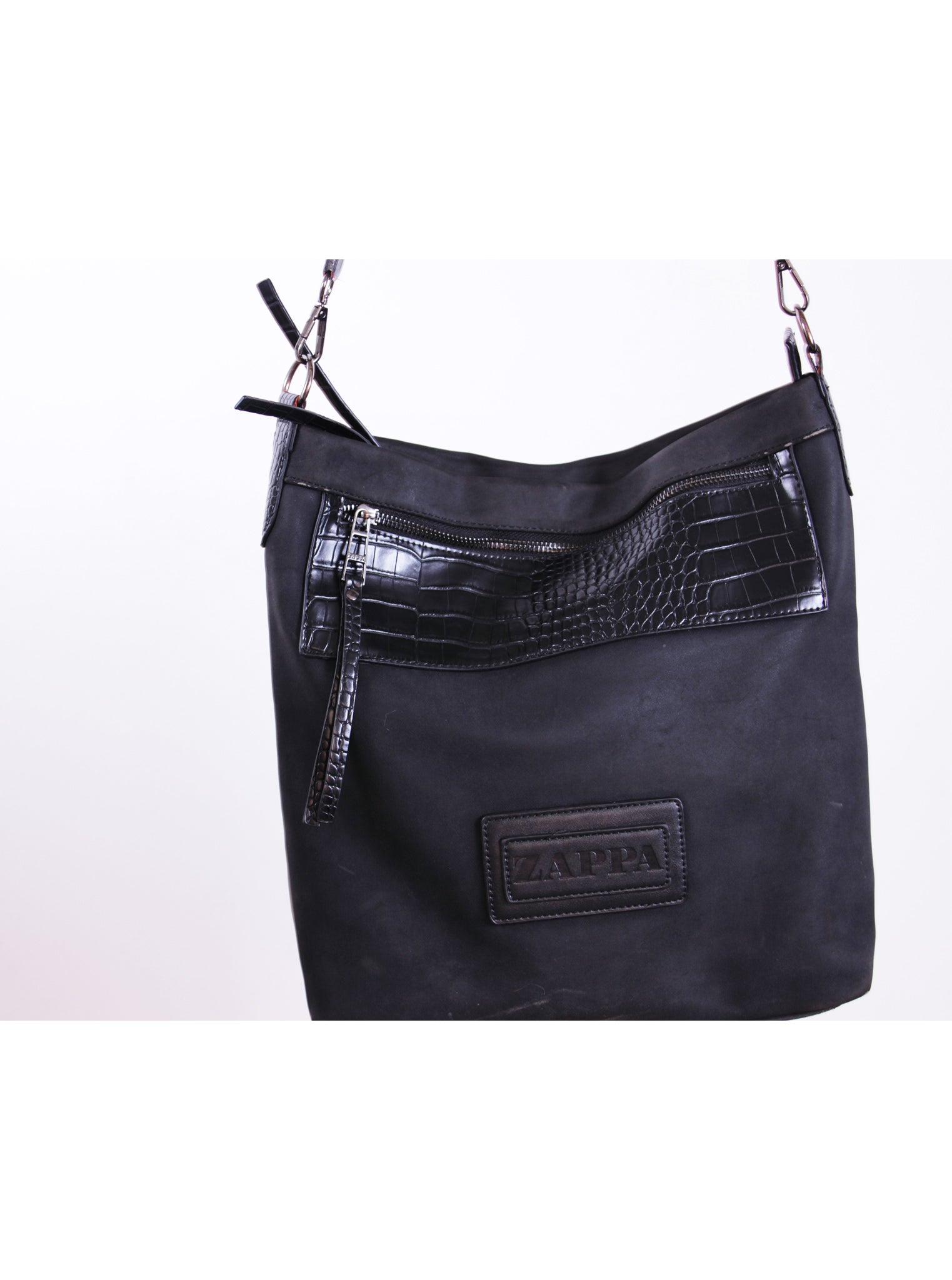 Cartera tipo hobo con cierre y detalles de textura