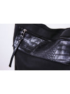 Cartera tipo hobo con cierre y detalles de textura