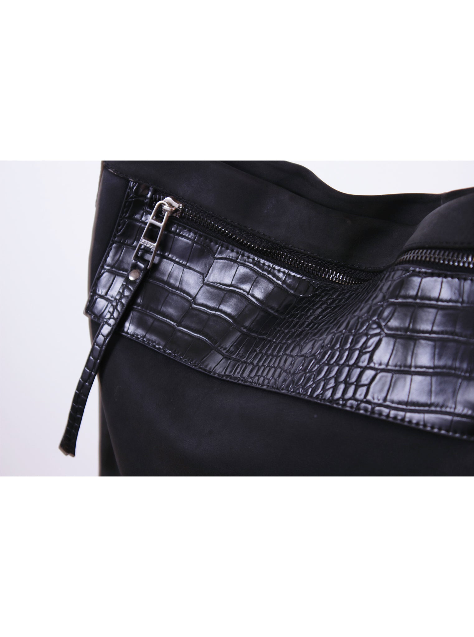 Cartera tipo hobo con cierre y detalles de textura