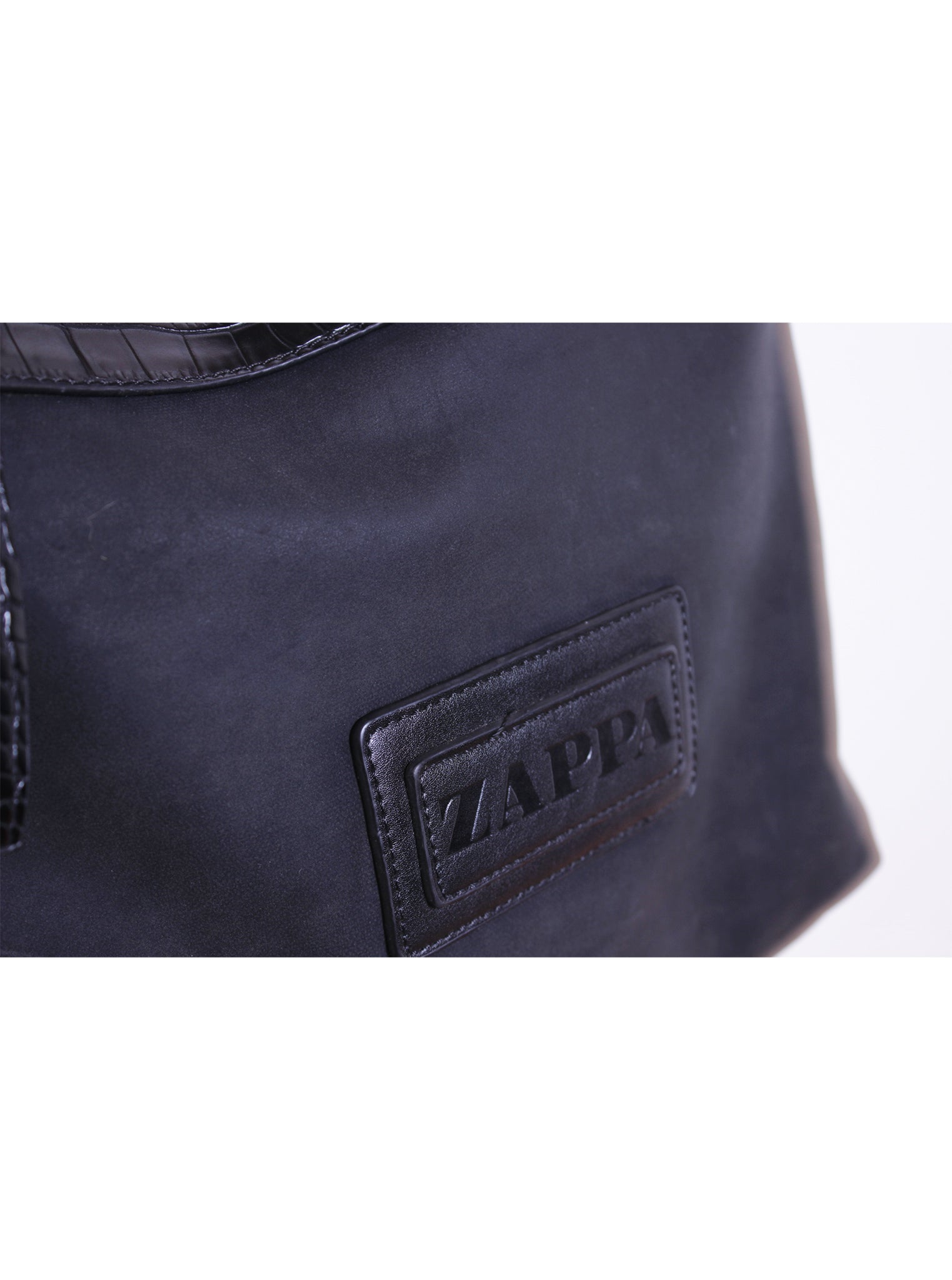 Cartera tipo hobo con cierre y detalles de textura