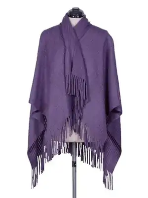 Poncho tejido púrpura con flecos y bufanda