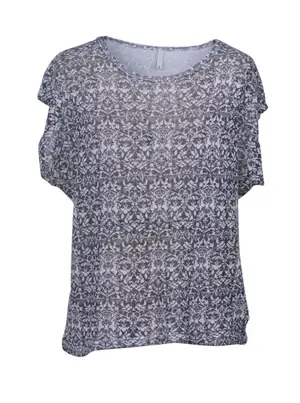 Polera estampada suelta manga corta diseño ornamental lanilla