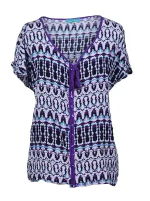 Polera morada y blanca con nudo