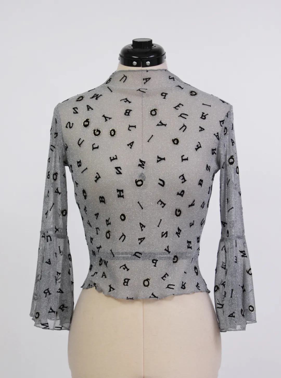 Blusa translúcida con estampado de letras