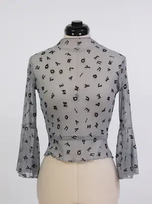 Blusa translúcida con estampado de letras