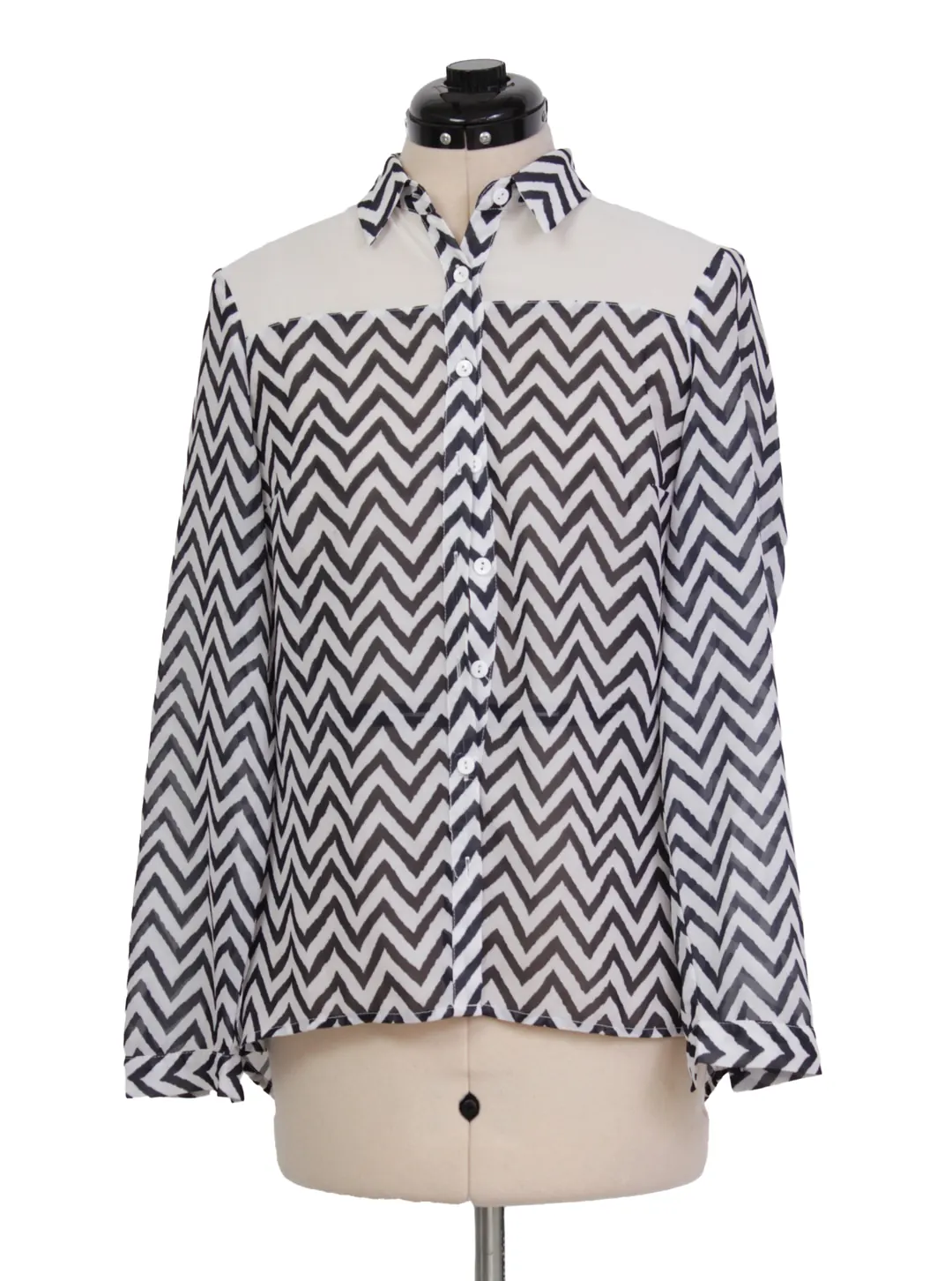 Blusa con estampado zigzag y botones frontales