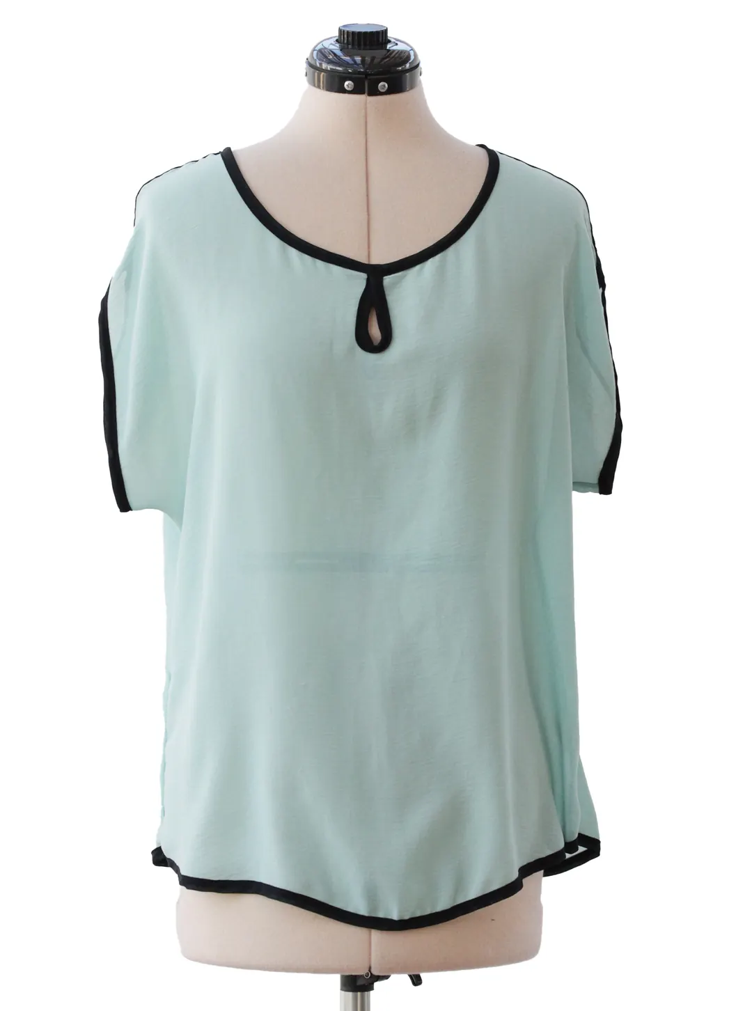 Blusa verde agua detalle negro manga corta fluida