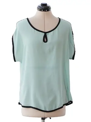 Blusa verde agua detalle negro manga corta fluida