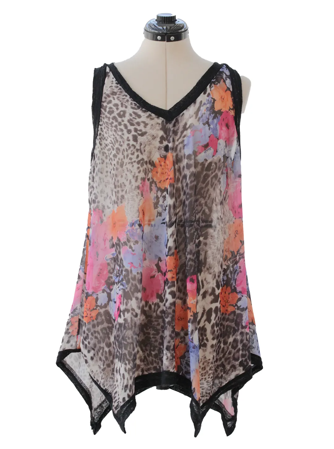 Blusa estampada animal print flores corte asimétrico