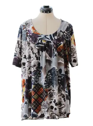 Blusa estampada multicolor cuello amplio manga corta