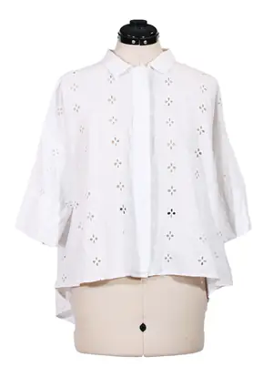 Blusa blanca calada de corte holgado