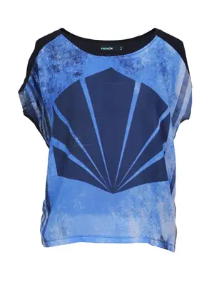 Polera azul intervenida con estampado geométrico