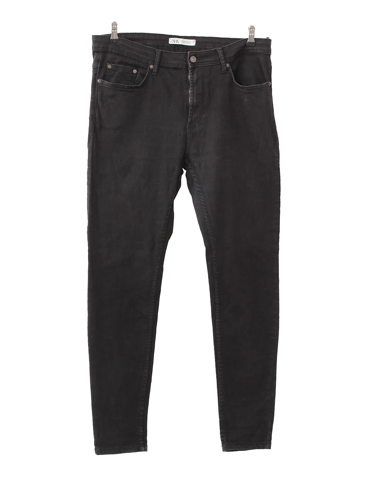 Jeans negro slim clásico tiro medio básico
